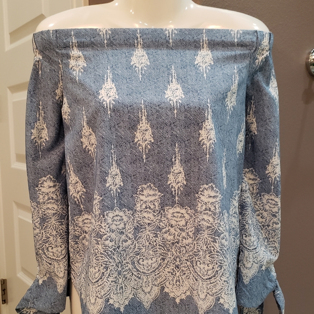 Off shoulder top size Small